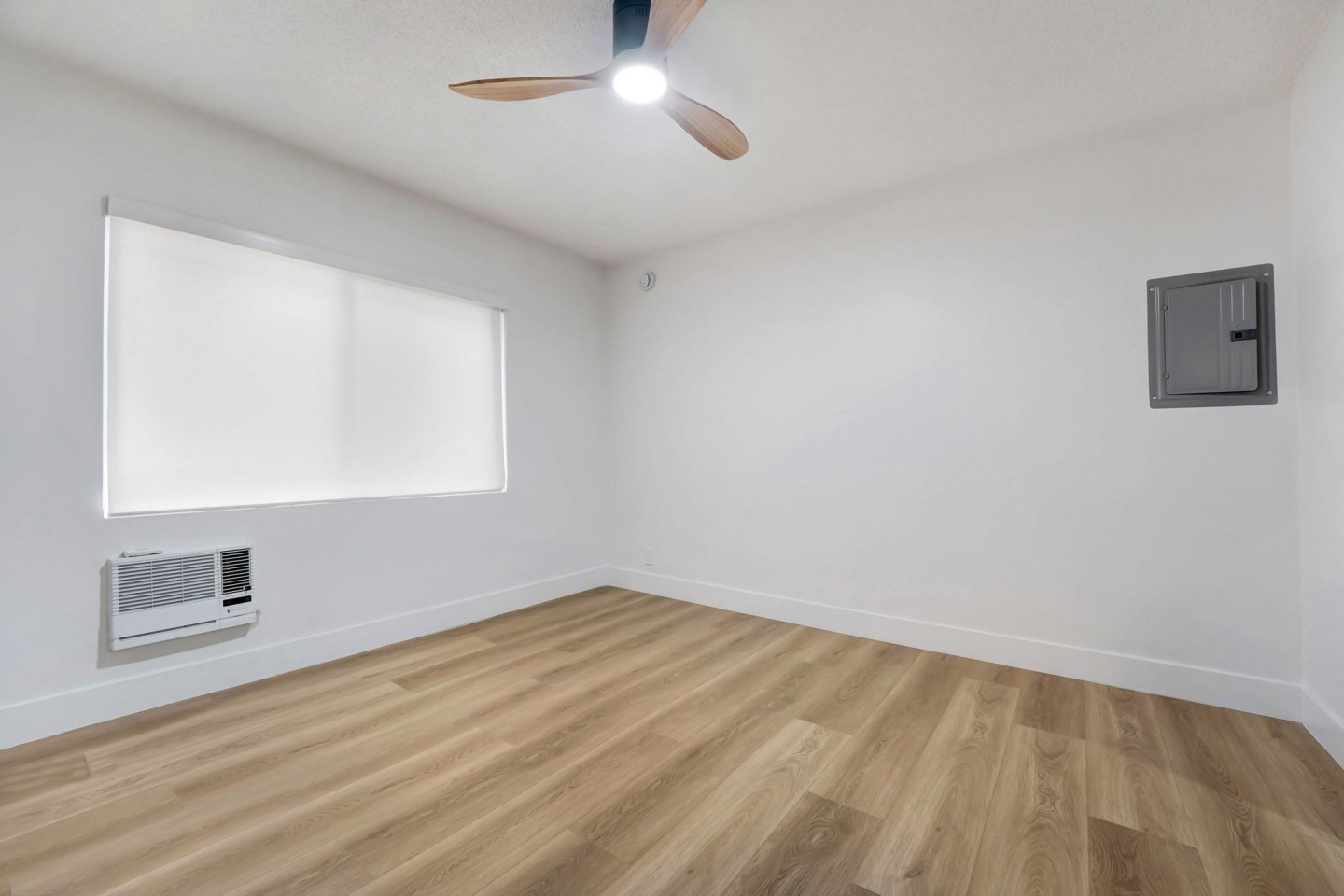 1545 N Laurel Image 25
