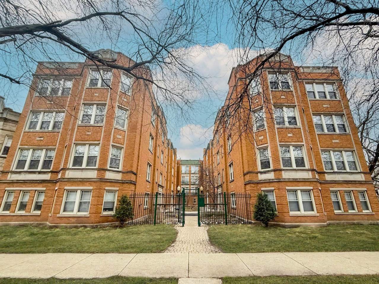 4501-09 N Greenview Image 1