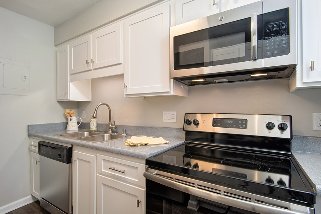 St. Charles Oaks Apartments Image 4