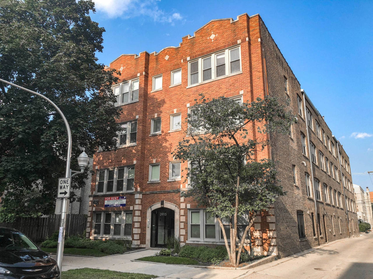 3915 North Janssen Ave. Apt. Image 3