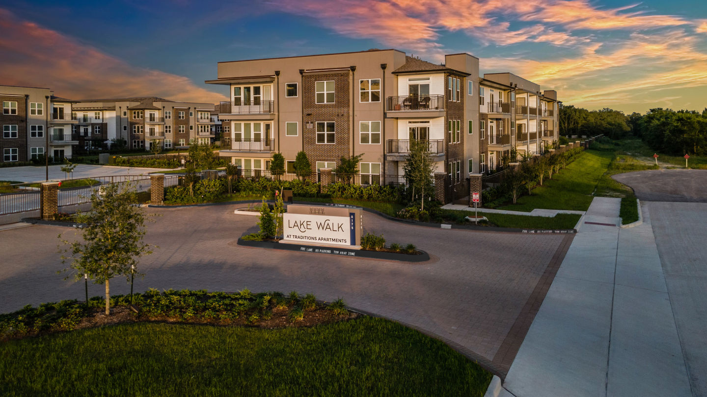 Lake Walk at Traditions Apartments Image 21