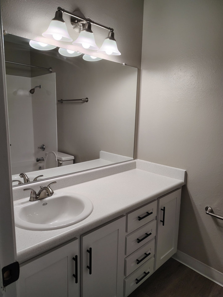 Edgewater Apartments Image 36