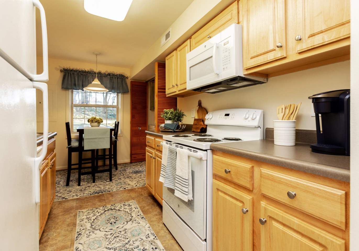 Spring Hill Apartments And Townhomes Image 5