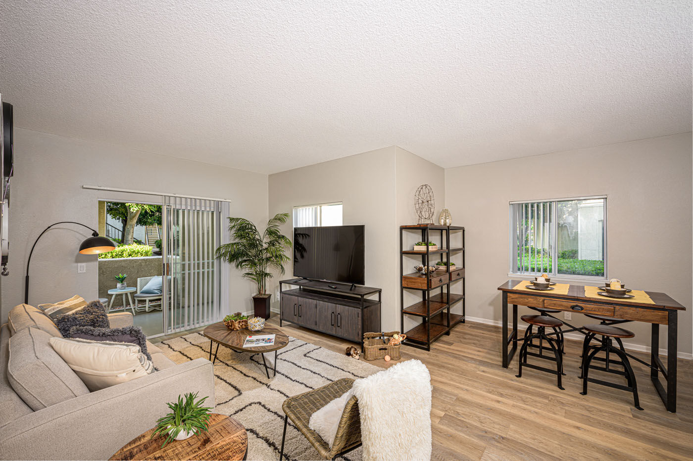 El Paseo Apartment Homes Image 4