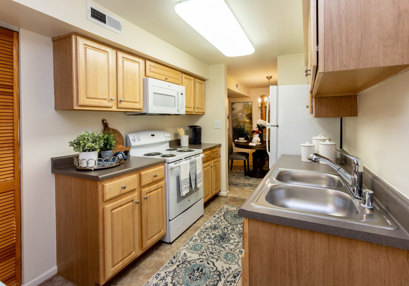 Spring Hill Apartments And Townhomes Image 4