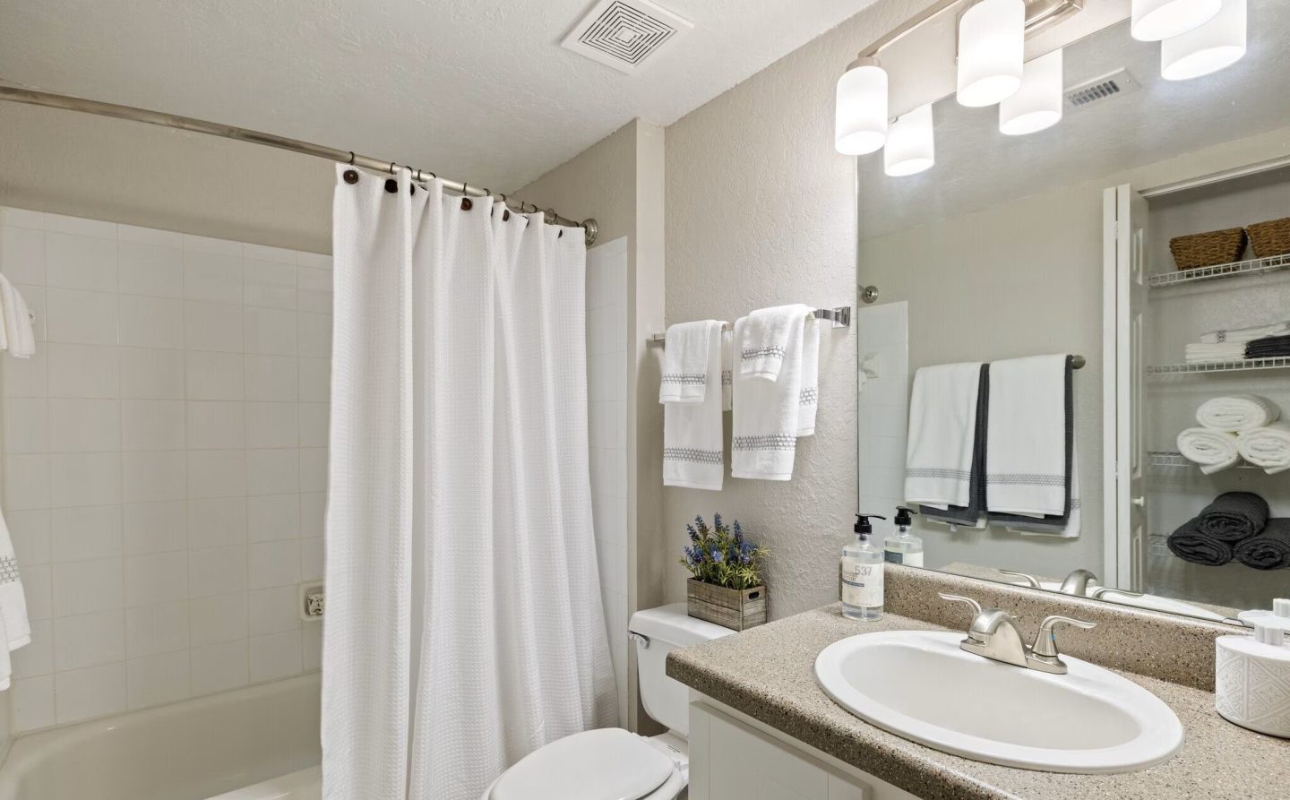 Jackson Square Apartments Image 16