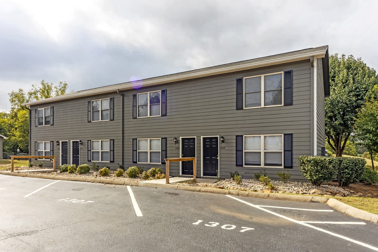 Smoky Crossing Apartment Homes Image 4