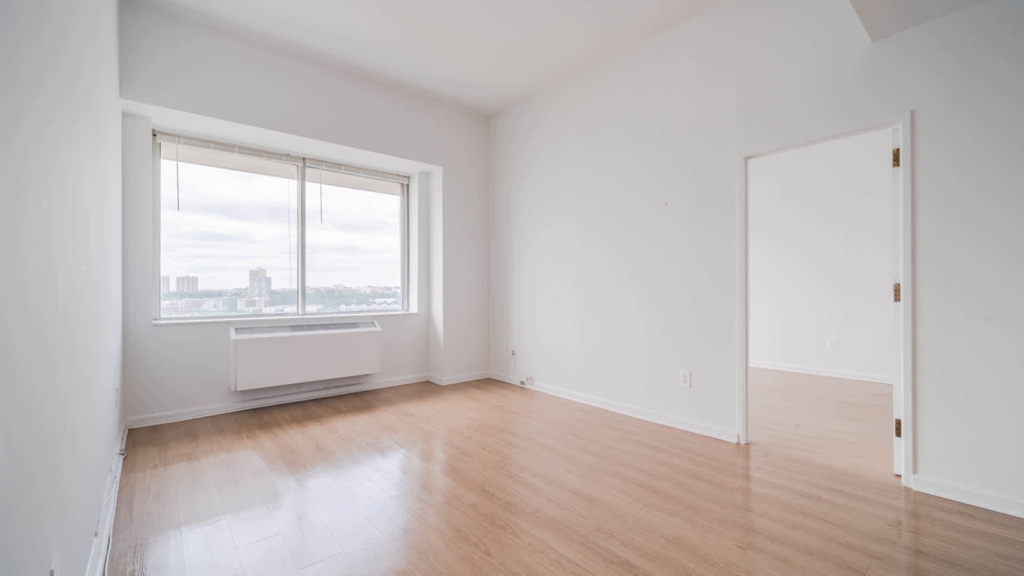 180 Riverside Boulevard Image 19