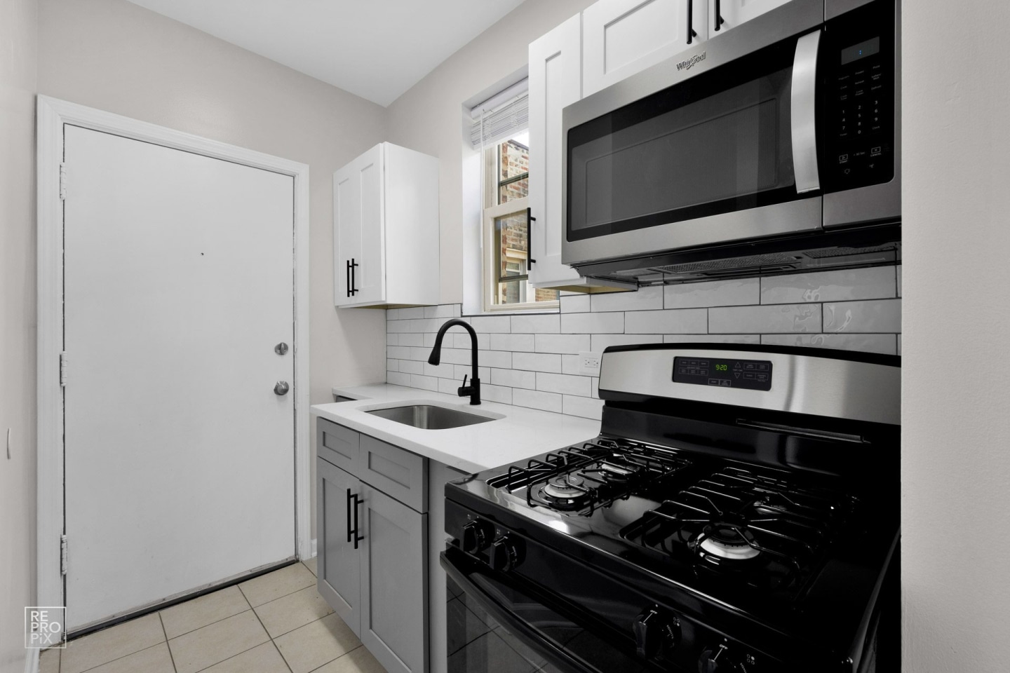 5952-58 W Superior Image 1