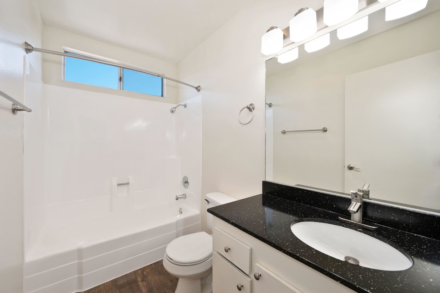 Elan Beachpointe Image 23