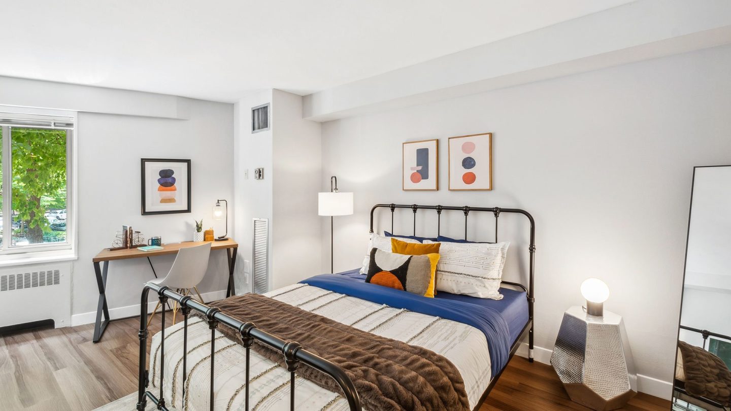 1350 Lake Shore Drive Image 14