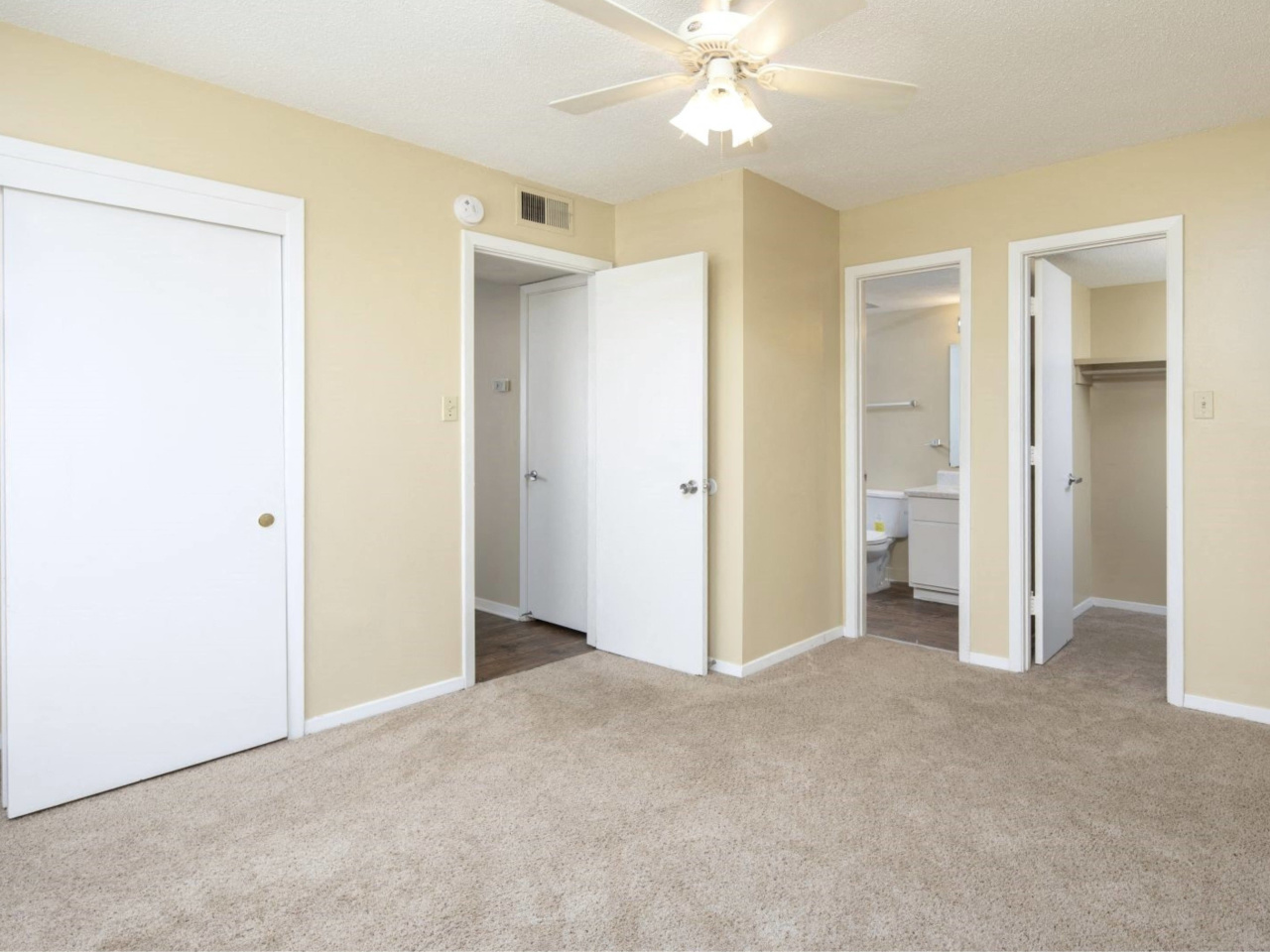 Oak Manor Image 4