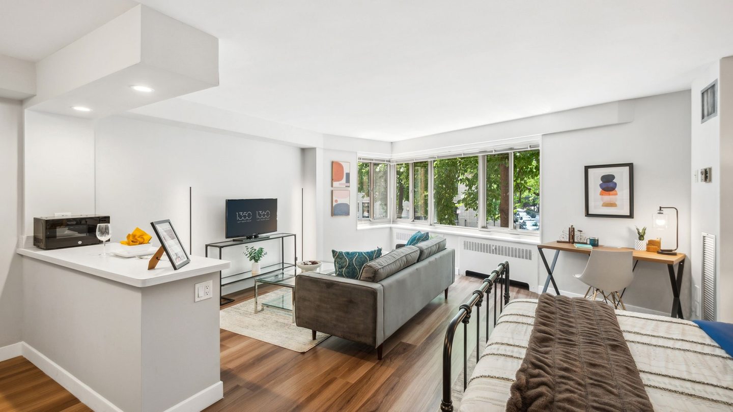 1350 Lake Shore Drive Image 9