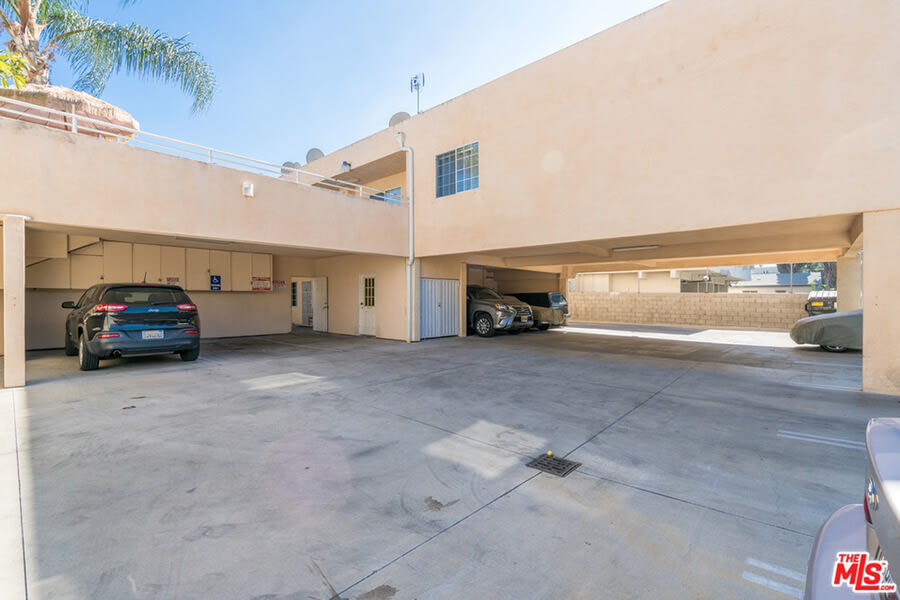 6919 Coldwater Canyon Ave Image 3