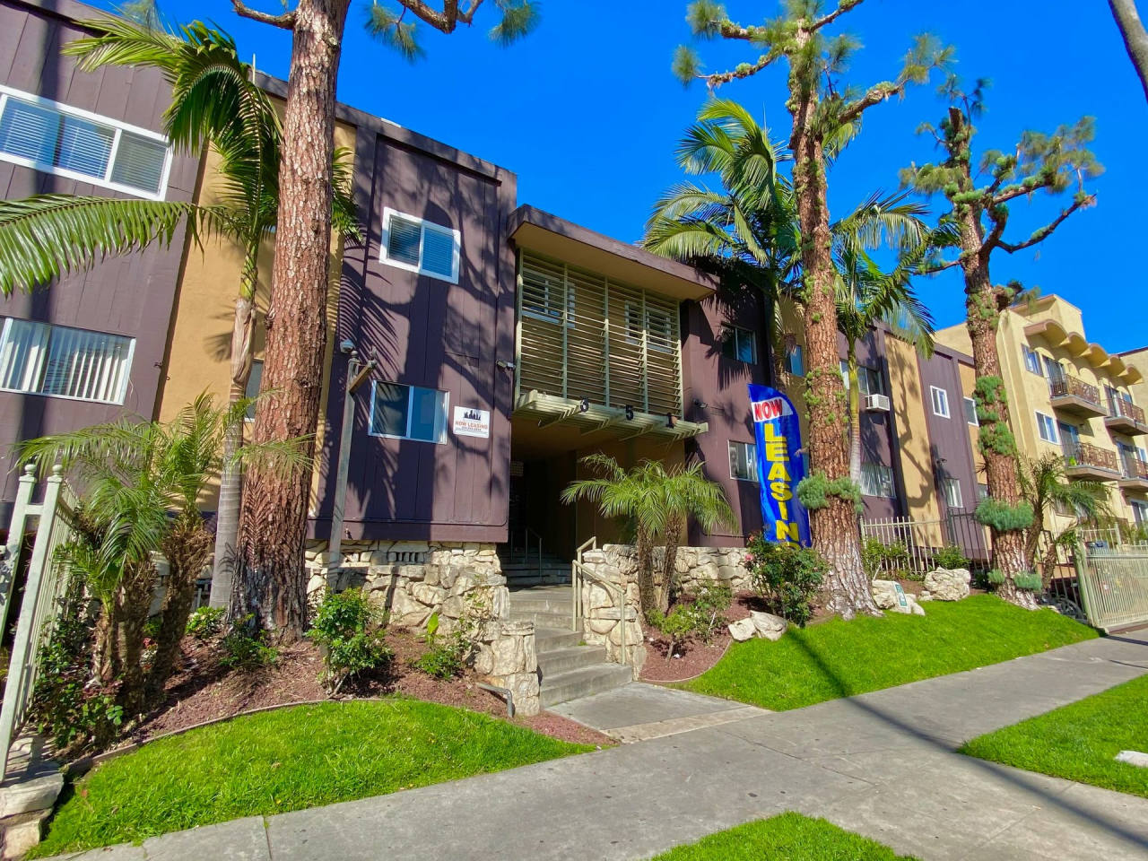351 S. Manhattan Pl. Image 1