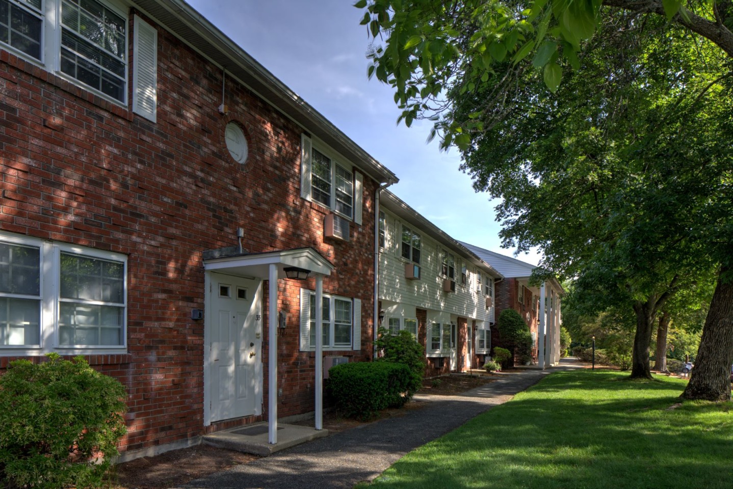 Town and Country Image 15