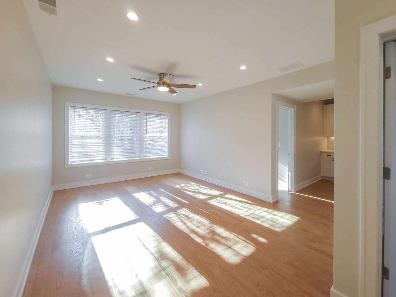 4901 North Seeley Ave. Apt. Image 5