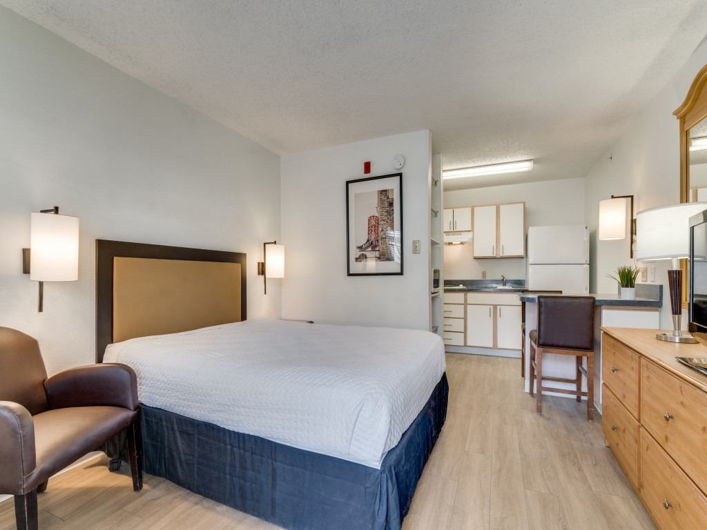 Waterford Studios Fully Furnished with Utilities Included Image 4
