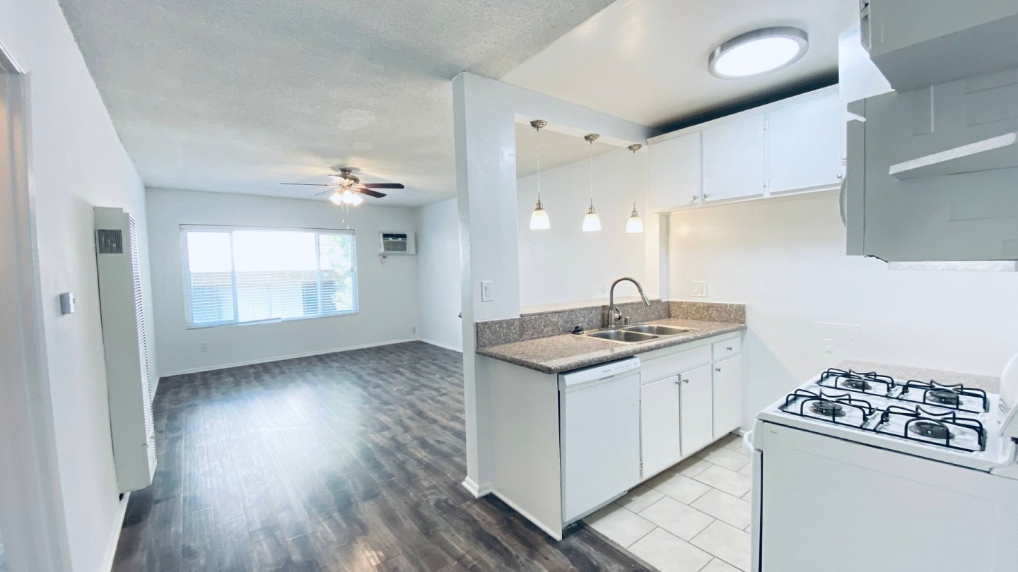 14220 Burbank Blvd Image 1