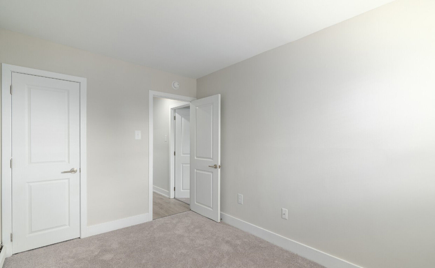 Donna Court Apartments Image 15