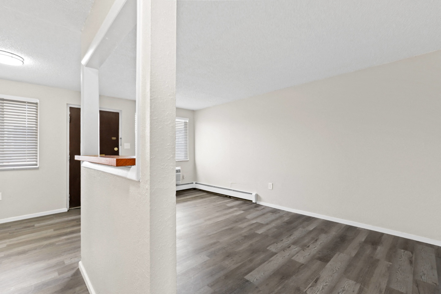 Royal Chateau Apartments Image 8