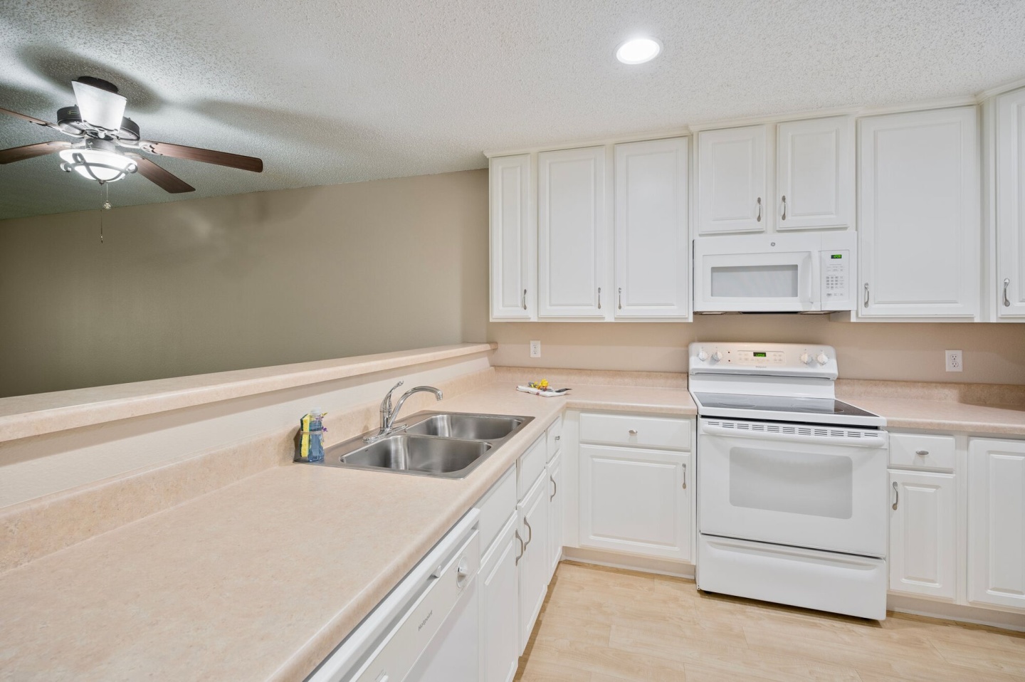 Somerset Oaks Apartments and Townhomes Image 1