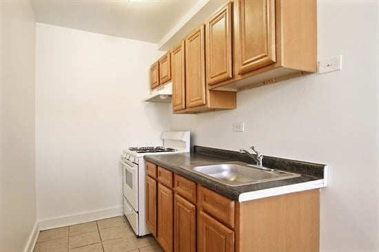 808 W 76th Image 3
