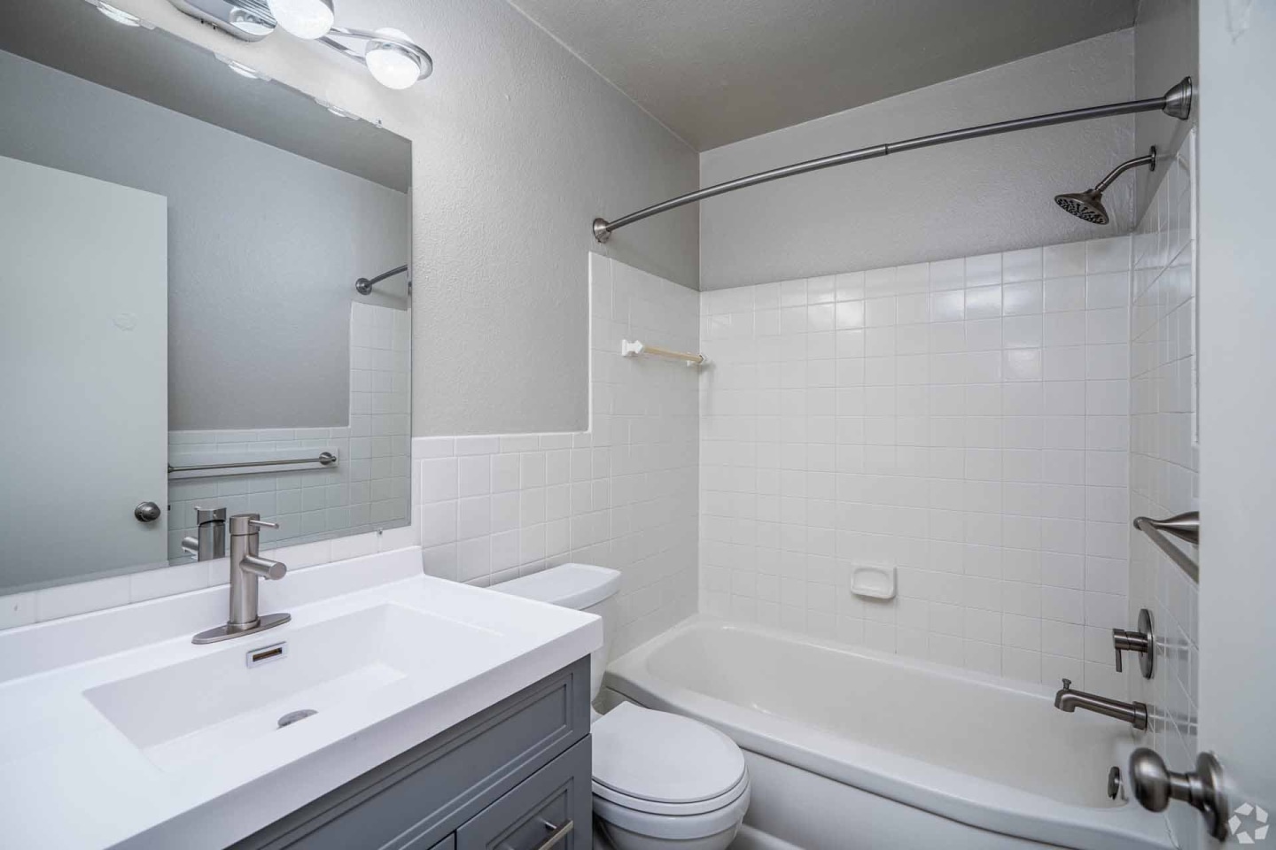 Richfield Square Apartments Image 2