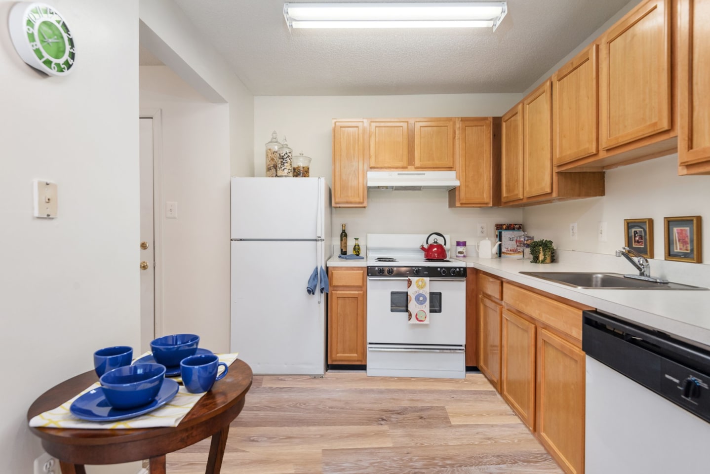 Senior Housing - Manchester Lakes Apartment Homes Image 7