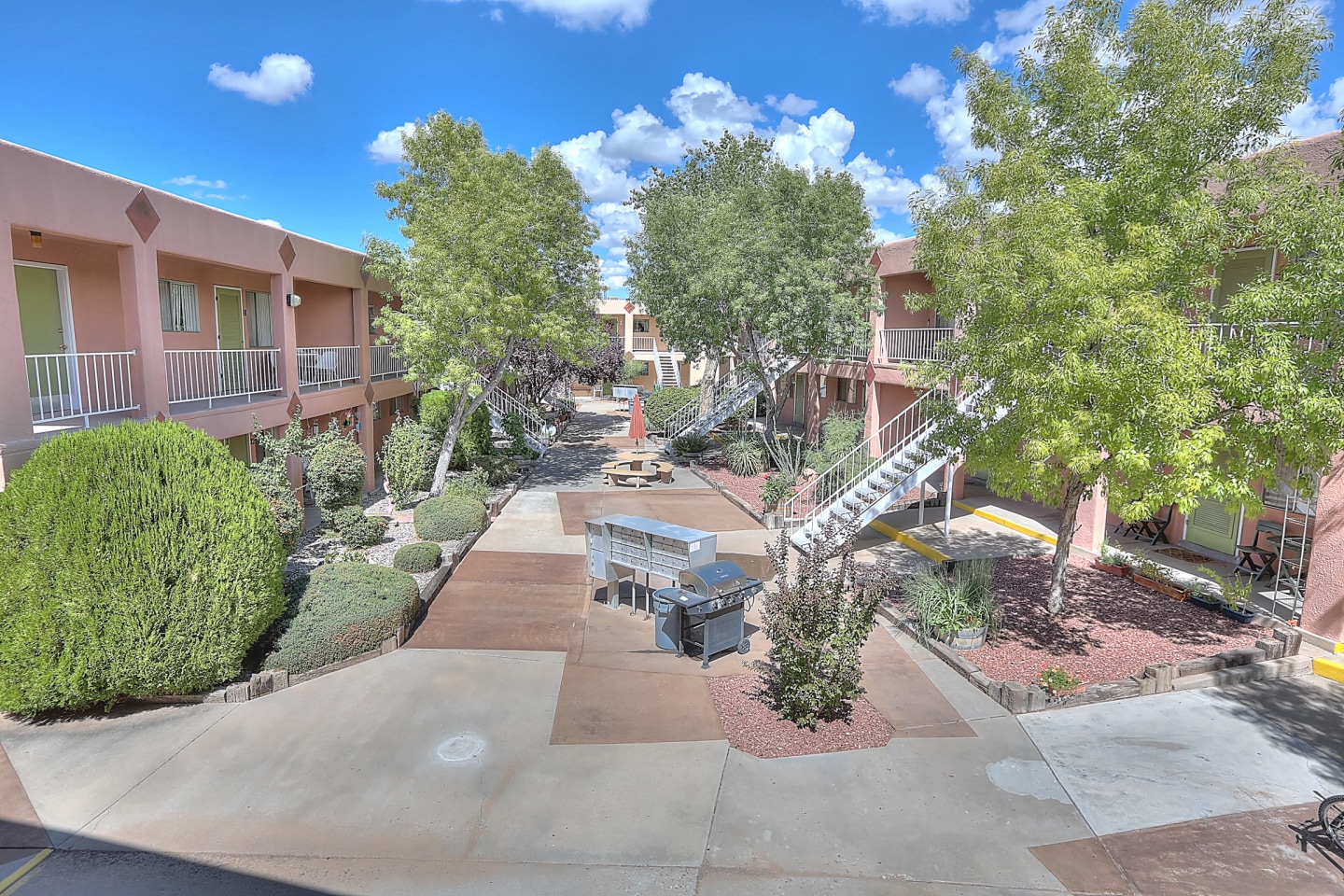 Graceland Plaza Apartments Image 4