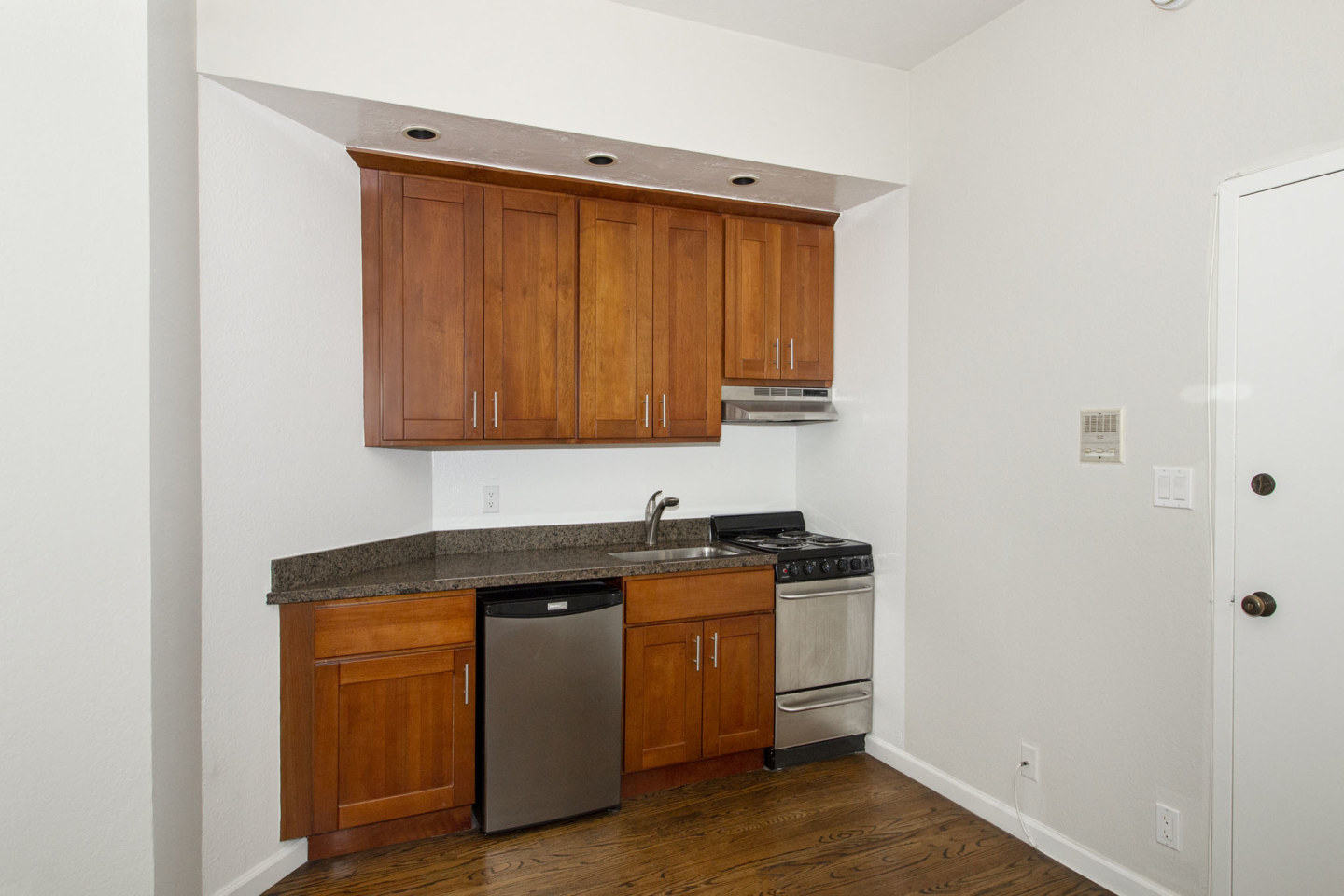977 PINE Apartments Image 16