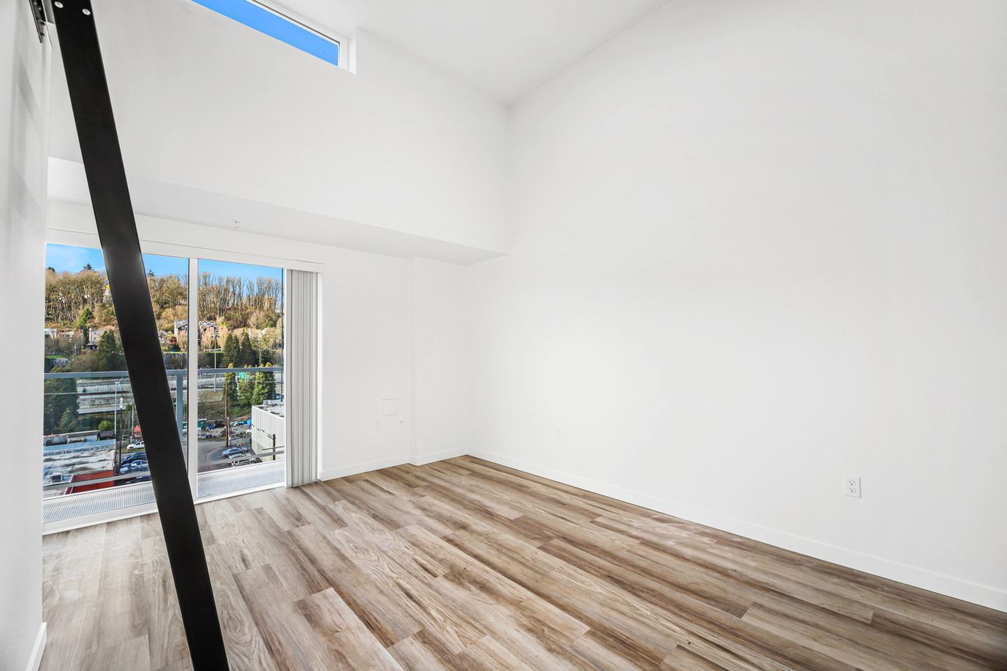 900 Rainier Image 14