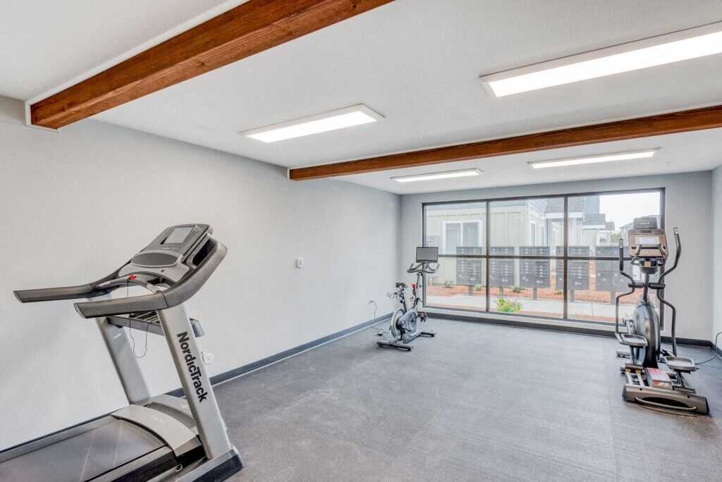 Queen Court Apartments Image 32