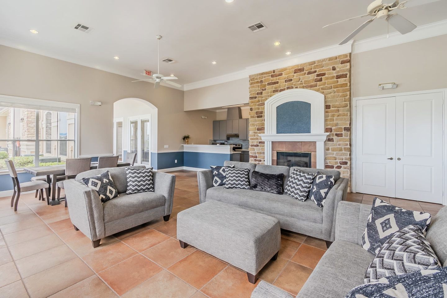 Lakeside Pointe Apartments & Townhomes Image 4