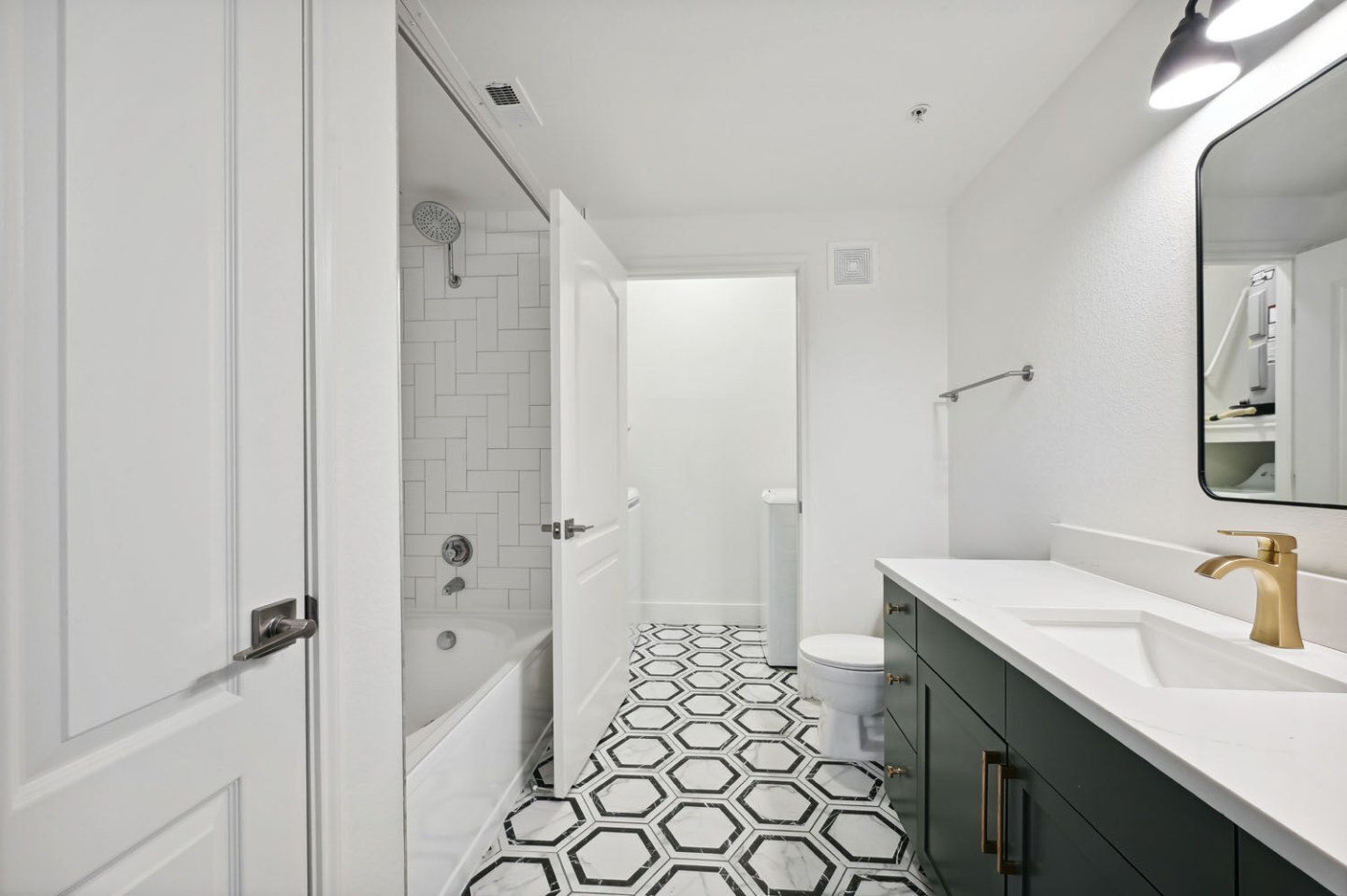 The Encore Apartments Image 19