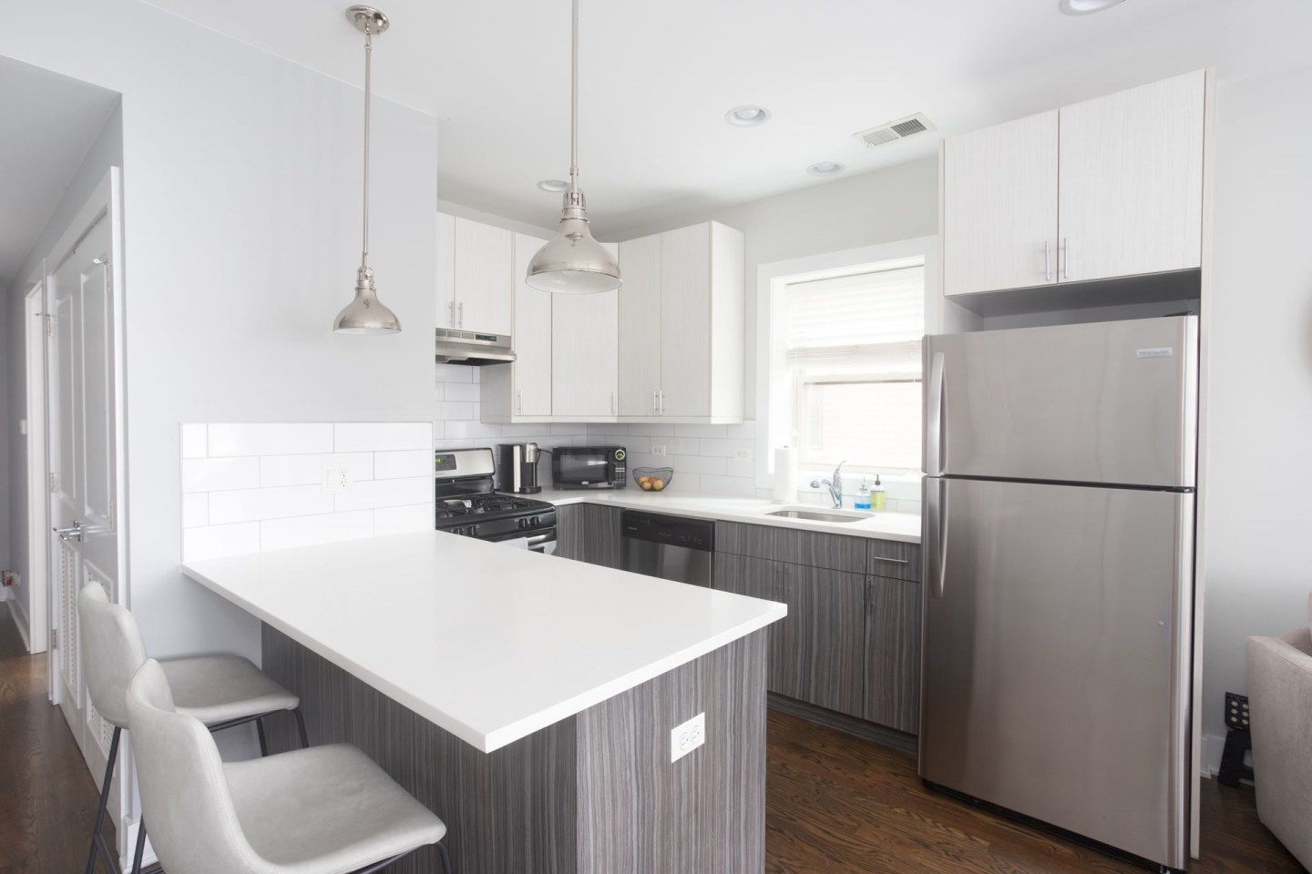 3915 North Janssen Ave. Apt. Image 4