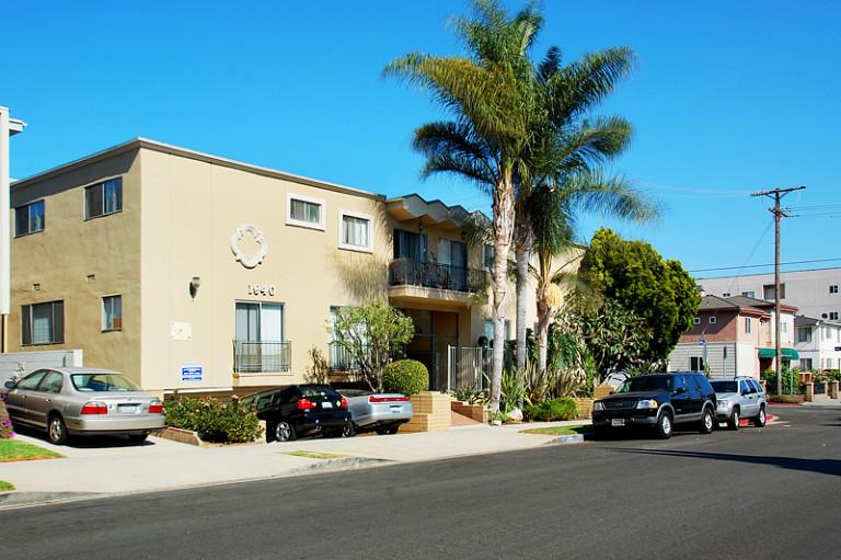 1640 Barry Avenue Image 3