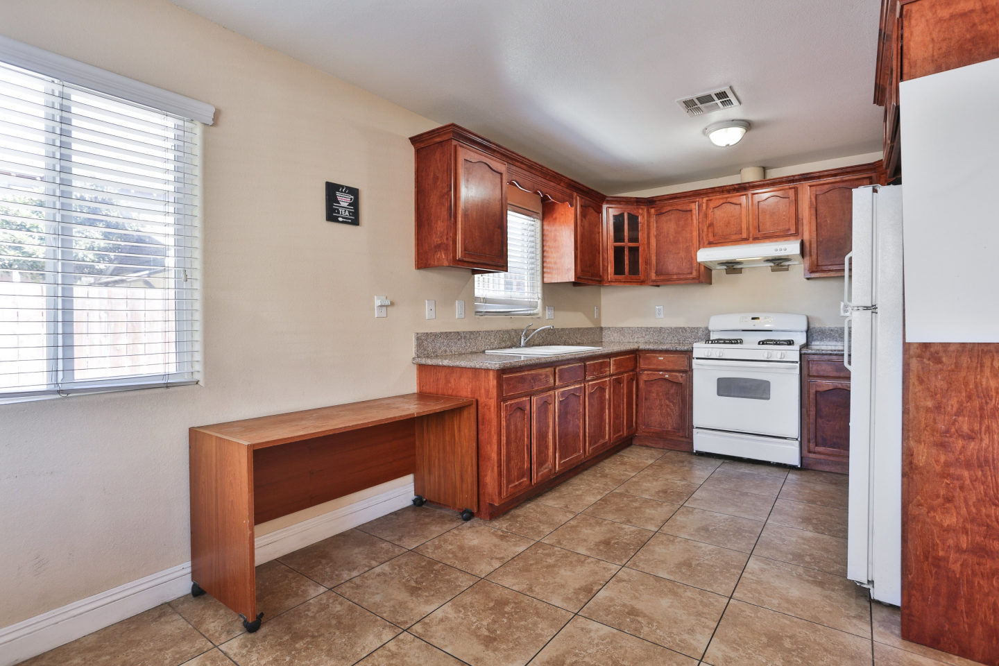 1374 W 35th Place - Co-Living Image 3