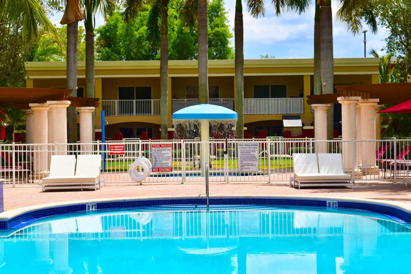 Country Club Towers Image 5