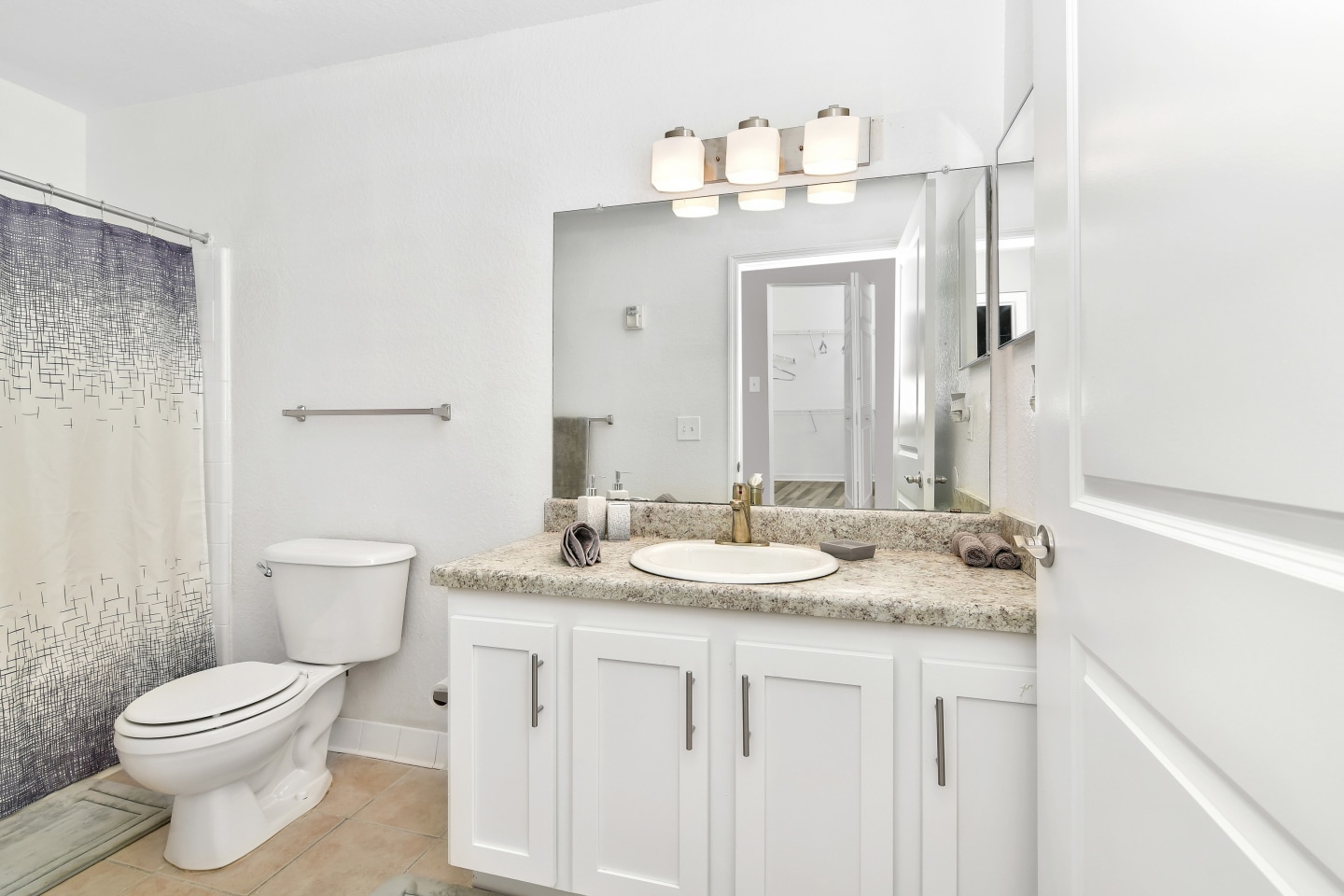 Village Lakes Apartments Image 10