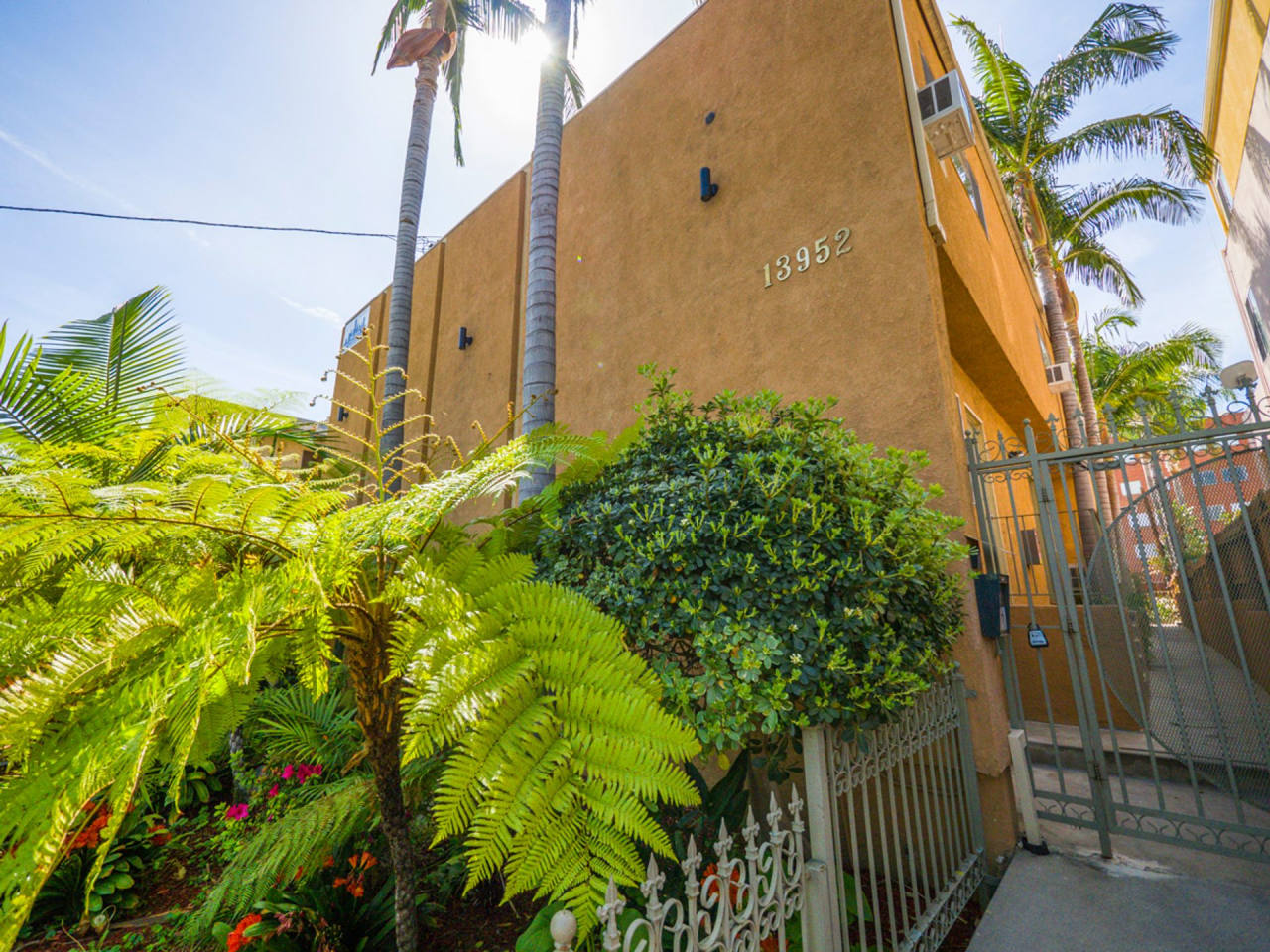13952 Moorpark St. Image 2
