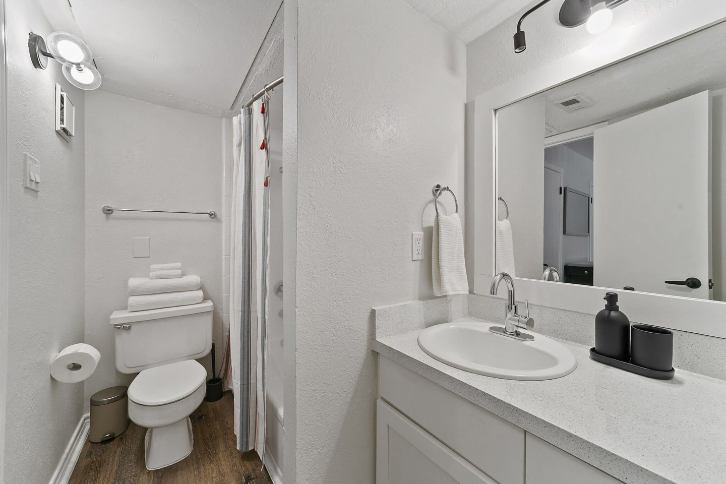 Lakeside Apartments Image 15