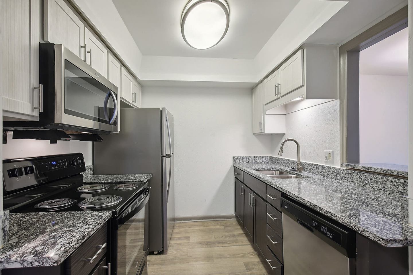 Iroquois Apartments Image 34