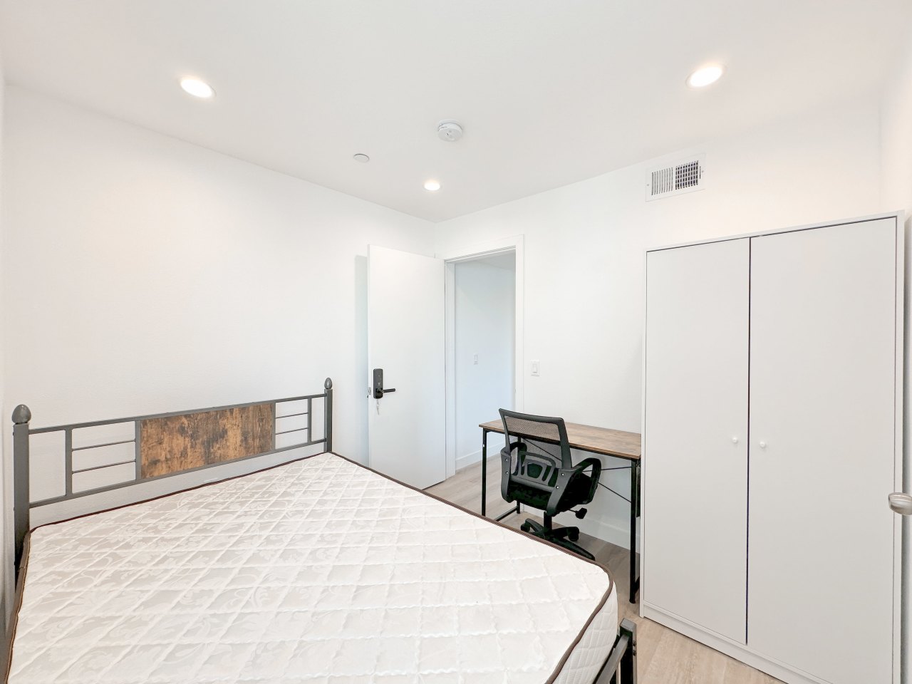 TL 1361 W 35th St - Co-Living Image 10