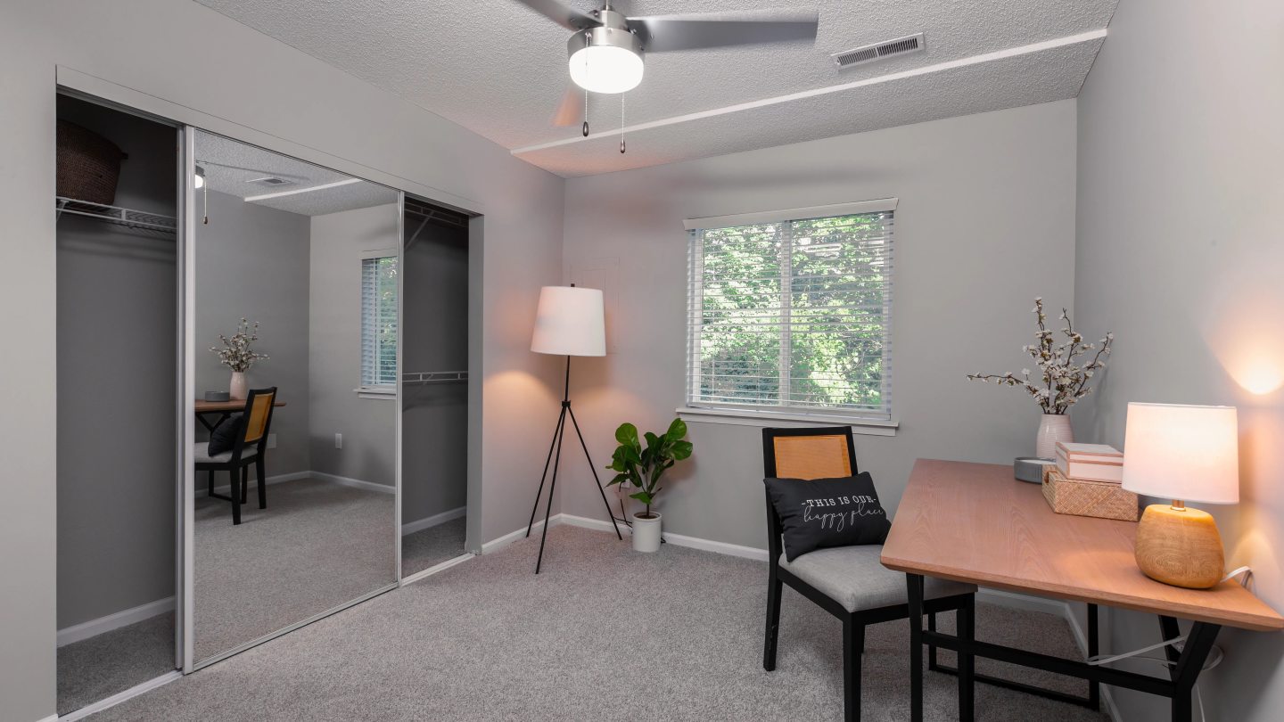 Emory Lakes Luxury Apartments Image 8
