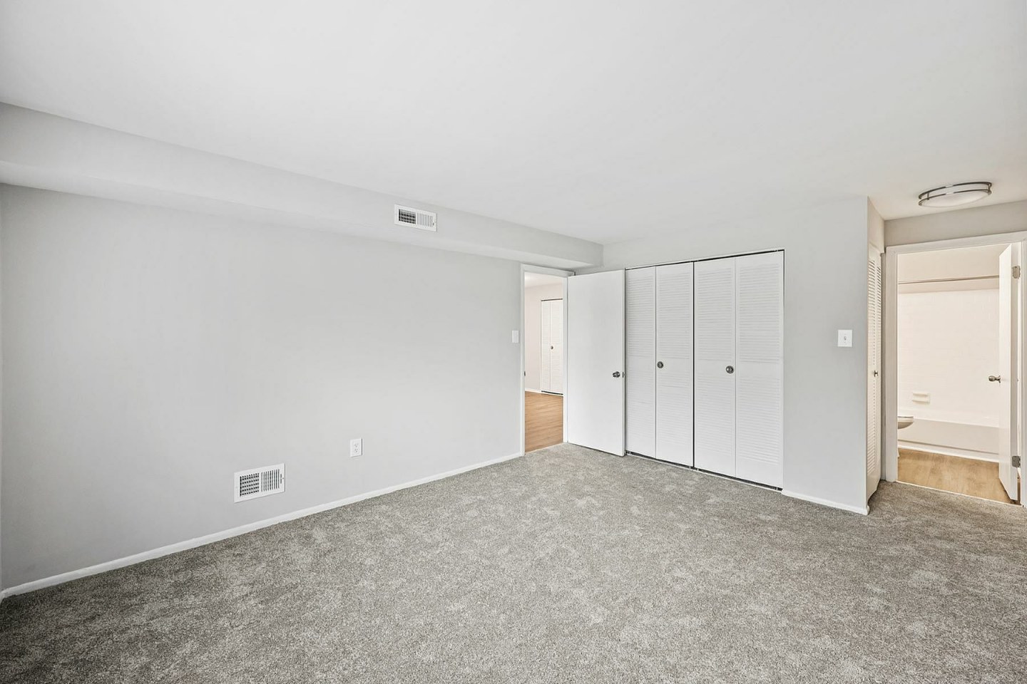 Beacon Pointe Apartments & Townhomes Image 8