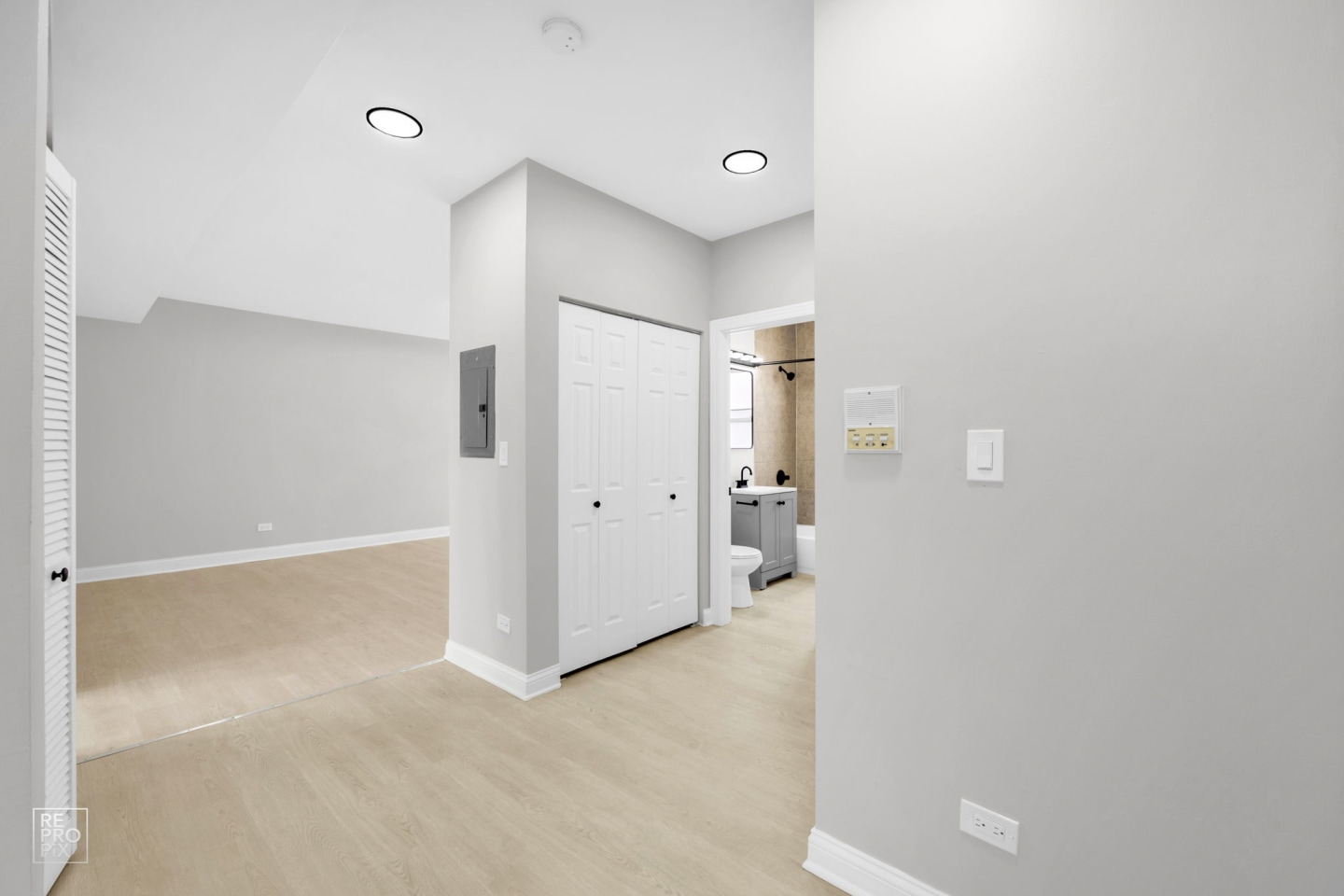 310 N Menard Image 13