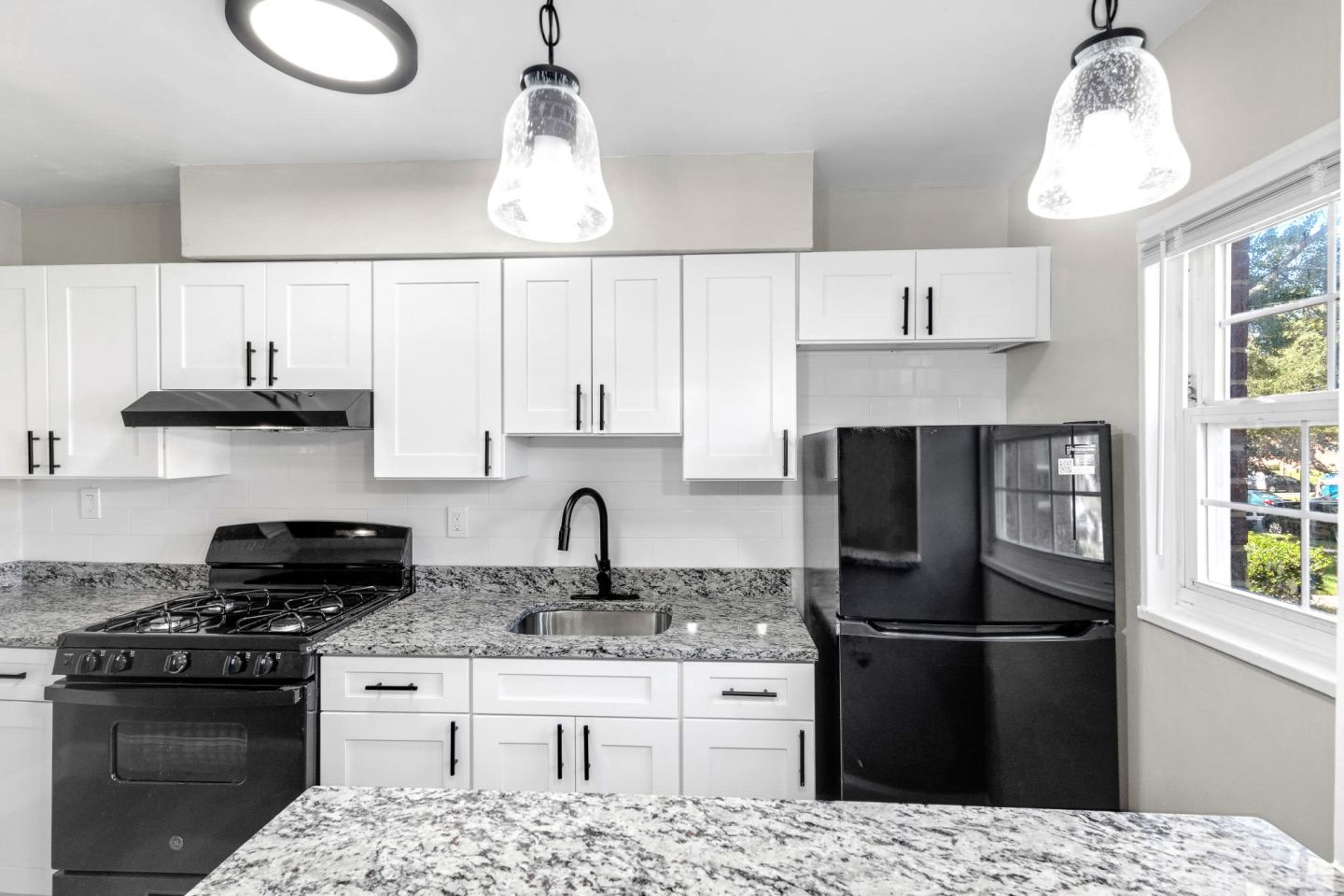 Laurel Court Apartments Image 11