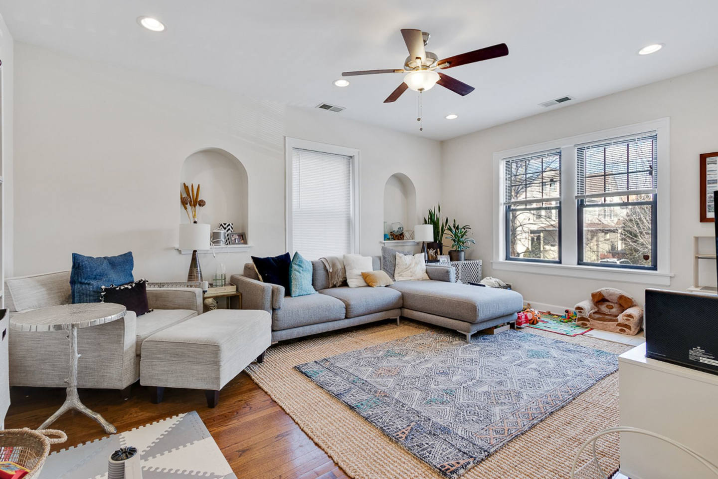 4651 North Wolcott Ave. Apt. Image 4