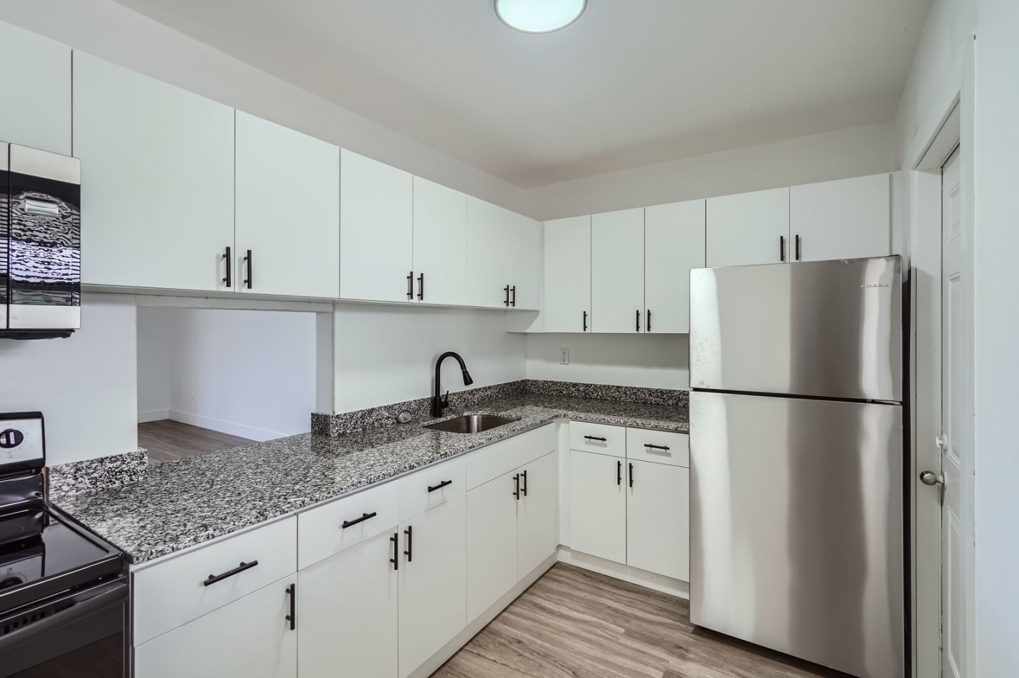 Lakeshore Presidential Apartments Image 1